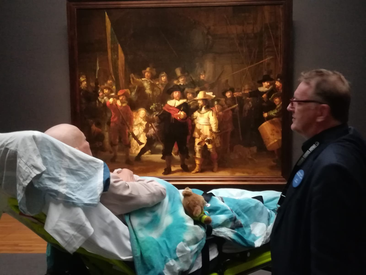 Ambulance Wens y la visita de una enferma terminal en el Rijksmuseum