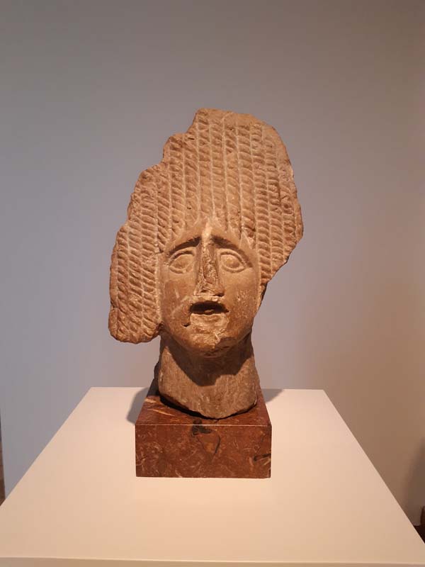Escultura griega de actor con máscara de Empúries
